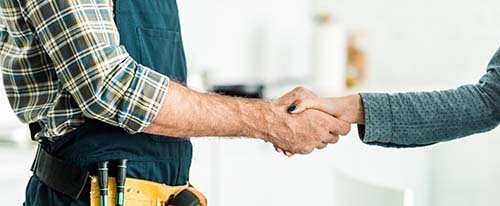 Geelong plumber shaking hands with tenanted property client